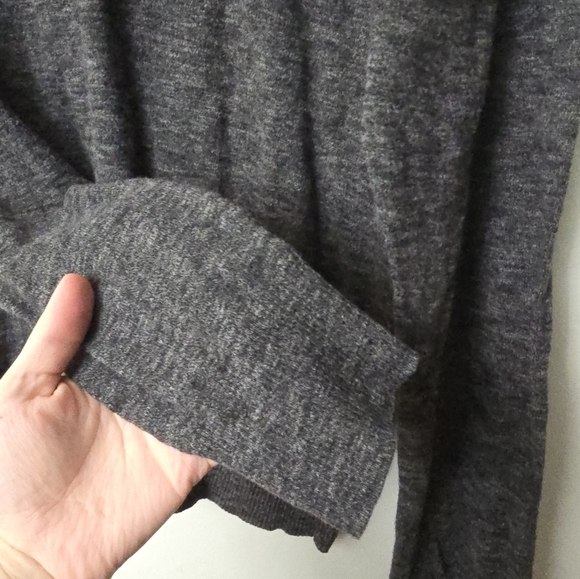 American Eagle Sweater Mens Medium Gray Knit Athletic Fit V-Neck Dark Academia - Picture 4 of 9